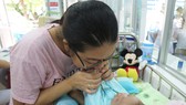 Mẹ con hạnh phúc trong ngày xuất viện
