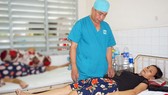 Bác sĩ Bệnh viện Ung bướu đang thăm khám cho bệnh nhân ung thư