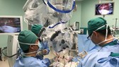 Các bác sĩ đang tiến hành phẫu thuật cho bệnh nhi