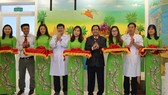 Các đại biểu cắt băng khánh thành và đi vào hoạt động phòng chụp MRI chất lượng cao