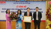 Đại diện công ty Octapharma trao giấy chứng nhận GMP Châu Âu cho BV Truyền máu Huyết học