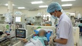 Bác sĩ đang chăm sóc và điều trị cho bệnh nhân