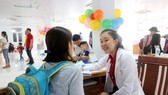 Bác sĩ đang thăm khám cho bệnh nhi mắc hen