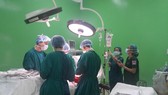 Các bác sĩ đang tiến hành phẫu thuật