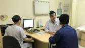 TS. BS. Lý Xuân Quang đang thăm khám cho bệnh nhân