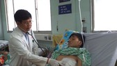 Bác sĩ đang thăm khám cho bệnh nhân. Ảnh: BVCC