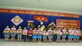 Trao tặng cặp phao cho học sinh vùng lũ