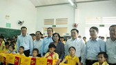 Tặng quà trẻ em khuyết tật tại Trung tâm Võ Hồng Sơn