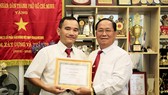 Lái xe Vinasun Taxi trả lại tài sản bỏ quên cho cảnh sát Hàn Quốc