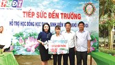 Công ty TNHH MTV Xổ số kiến thiết Đồng Tháp trao học bổng “Tiếp sức đến trường” tại huyện Hồng Ngự