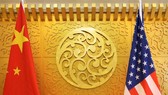 Quốc kỳ của Trung Quốc và Mỹ. Ảnh: REUTERS