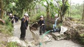 Du khách được trải nghiệm tát nước bắt cá tại khu du lịch sinh thái nông nghiệp
