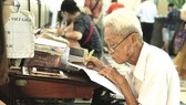 Ông Dương Văn Ngộ dịch thư tay cho khách ở Bưu điện thành phố