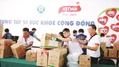 Tập thể nhân viên Vedan Việt Nam tất bật chuẩn bị cho hoạt động khám bệnh, phát thuốc miễn phí