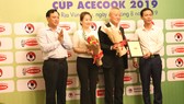 Ban tổ chức tặng hoa cho nhà tại trợ giải