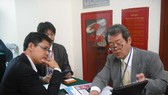 日本企業家與越南企業家洽談合作。