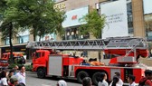 市消防警察科聞訊後迅速調派多輛消防車和數十名消防員趕抵現場滅火。(圖源:友科)