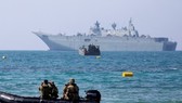 澳洲海軍兩棲攻擊艦阿德萊德號(後)抵達莫爾茲比港。(圖源:互聯網)