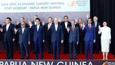 政府總理阮春福(後排右二)與亞太經合組織領導人合影。(圖源:越通社)