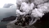 印尼提高喀拉喀托火山警戒級別。圖為喀拉喀托之子火山日前噴發情形,大量火山灰直噴空中。(圖源:路透社)
