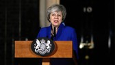 英國首相特蕾莎‧梅在首相府外發表聲明。(圖源:新華社)