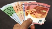 為應對“黃背心”危機,法國總統馬克龍鼓勵企業向員工發特別獎金。(示意圖源:互聯網)