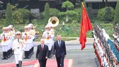 黨中央總書記、國家主席阮富仲主持歡迎阿根廷總統儀式。(圖源:仲海)