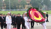 朝鮮最高領導人金正恩前往晉謁胡志明主席陵和敬獻花圈。(圖源:越通社)