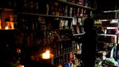 阿根廷大停電,布宜諾斯艾利斯一家商販摸黑營業。 (圖源:路透社)