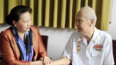Chủ tịch Quốc hội Nguyễn Thị Kim Ngân trao quà tết cho gia đình chính sách, người nghèo