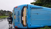 Xe khách lật trên Quốc lộ, nhiều hành khách la hét hoảng loạn
