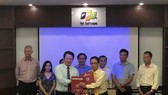 Đại diện FPT và hãng Taxi Tiên Sa ký kết hợp tác đào tạo tiếng Anh cho lái xe taxi