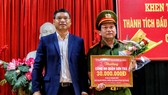 Phó Chủ tịch UBND TP Đà Nẵng Hồ Kỳ Minh khen thưởng đột xuất Công an quận Sơn Trà