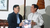 Ông Võ Ngọc Đồng, Giám đốc Sở Nội vụ, Chủ tịch UBND huyện Hoàng Sa (Đà Nẵng) đến thăm và tặng quà cho các nhân chứng Hoàng Sa