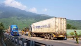 Hiện trường vụ TNGT giữa xe đầu kéo và xe khách