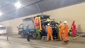 Lực lượng cứu nạn hỗ trợ di chuyển quan tài sang xe khác để đưa về quê