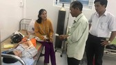 Nhiều cán bộ, người dân xã Quế Châu khi biết sự việc đã quyên góp được số tiền hơn 3 triệu đồng để ủng hộ cháu bé bị nạn