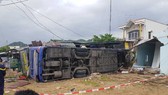 Xe khách đâm vào nhà dân, hàng chục người nhập viện