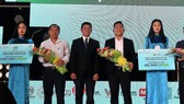 Các doanh nghiệp hỗ trợ quỹ học bổng của nhà trường