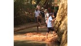 Tự ý san đất làm đường chặn ngang thắng cảnh suối Tiên