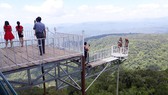 Hàng loạt địa điểm "sống ảo: được xây dựng mất an toàn trên đéo Đại Ninh.