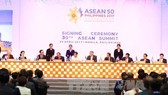 Prime Minister Nguyen Xuan Phuc (4th left) at the signing ceremony, 30th ASEAN summit, Manila on April 29. (Photo: VNA/VNS)