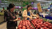 The Consumer Index (CPI) in October gained 0.41 percent over September and 2.98 percent year-on-year. (Photo: VNA)