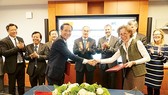 HCMC People’s Committee and IFC leaders sign the cooperation MoU on city infrastructure development in Wasington D.C on December 15 (Photo: SGGP)