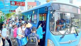 Passengers get on a bus in HCMC (Photo: SGGP)