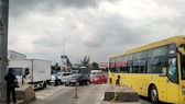 Many drivers have stopped their vehicles at Can Tho-Phung Hiep BOT toll gate and refused to buy tickets to oppose toll levels for the last few days (Photo: SGGP)