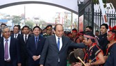 Prime Minister Nguyen Xuan Phuc greets artisans at the opening ceremony of the exhibition on January 20 (Photo: VNA)