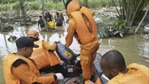 Rescuers help locals after flash flood in Sentani, Indonesia (Photo: Xinhua/VNA)