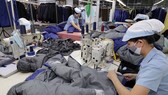 Workers produce apparel for export at the factory of the Duc Giang garment company in Long Bien district, Hanoi (Photo: VNA)