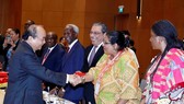 Prime Minister Nguyen Xuan Phuc (L) meets with ambassadors of Middle East and African countries (Photo: VNA)